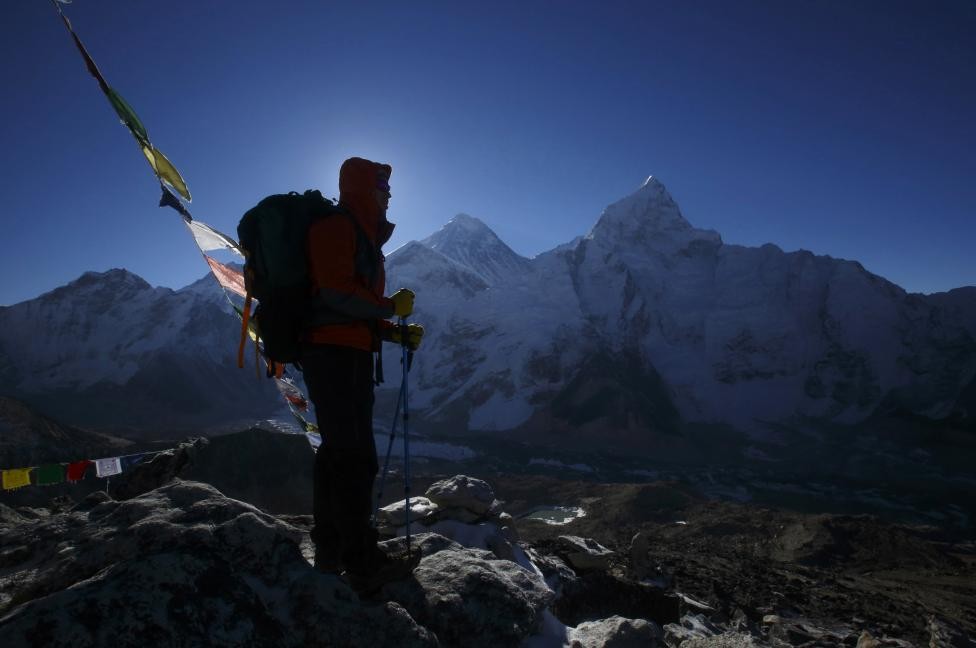 Hãng thông tấn Reuters ghi lại  hành trình chinh phục Everest trong chuỗi ảnh dưới đây. Cho tới nay, hơn 4.000 tay leo núi leo lên tới Everest, đỉnh núi cao nhất thế giới kể từ năm 1953.